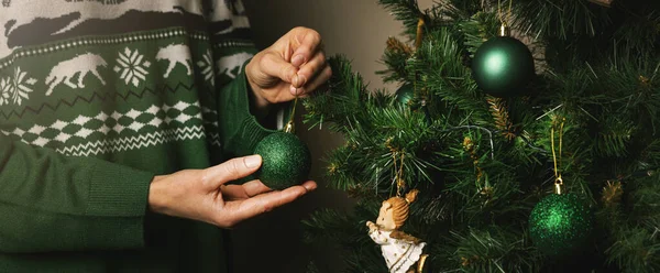 Vrouw Versiert Een Kerstboom Thuis Hang Een Groene Bal Aan — Stockfoto