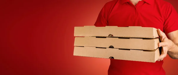 Doručovatel Drží Krabice Pizzy Červeném Pozadí Donáška Jídla Nápis Mezerou — Stock fotografie