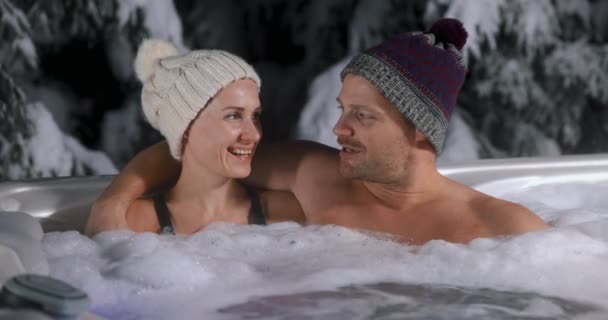 Szczęśliwa Para Relaksująca Się Jacuzzi Świeżym Powietrzu Zimą Hotelu Spa — Wideo stockowe