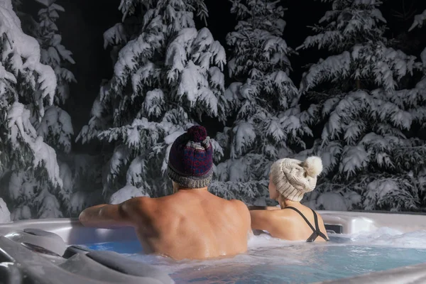 Para Relaksująca Się Jacuzzi Świeżym Powietrzu Ciesząca Się Śnieżnym Zimowym — Zdjęcie stockowe