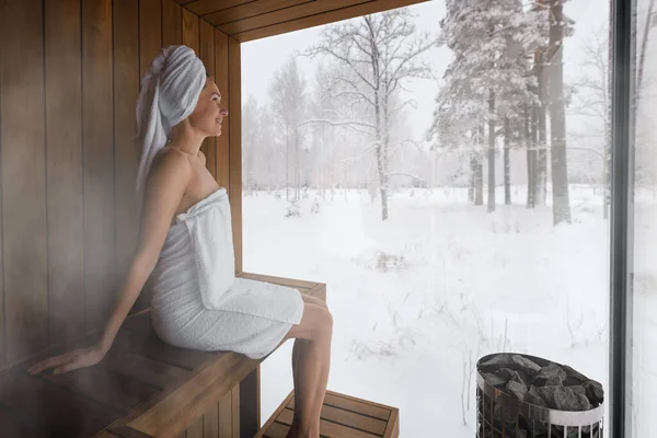 Γυναίκα Λευκή Πετσέτα Χαλαρώνοντας Στη Σάουνα Και Απολαμβάνοντας Χειμερινό Τοπίο — Φωτογραφία Αρχείου