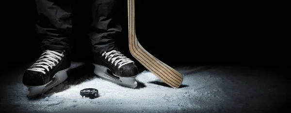 アイスホッケー 棒とパックで選手のスケートの閉鎖 コピースペースのバナー — ストック写真