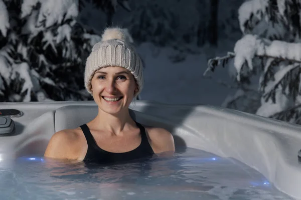 Spa Invierno Mujer Sonriente Con Sombrero Punto Relajante Bañera Hidromasaje —  Fotos de Stock