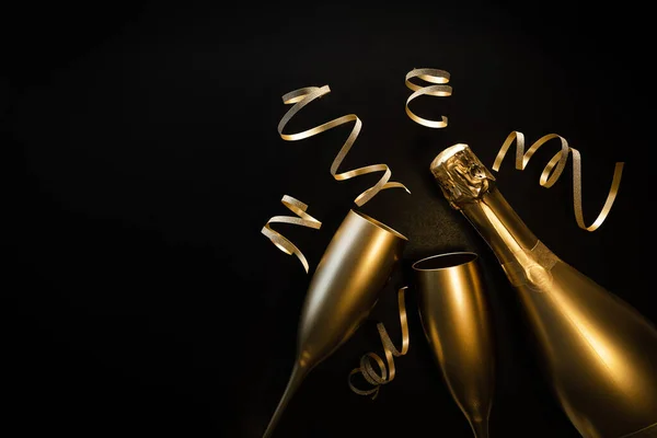 Zlatá Láhev Šampaňského Dvě Sklenice Stuhami Černém Pozadí Kopírovacím Prostorem — Stock fotografie