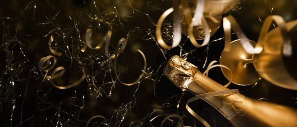 Παραμονή Πρωτοχρονιάς Πολυτελές Χρυσό Μπουκάλι Σαμπάνιας Ποτήρια Και Χρυσές Κορδέλες — Φωτογραφία Αρχείου
