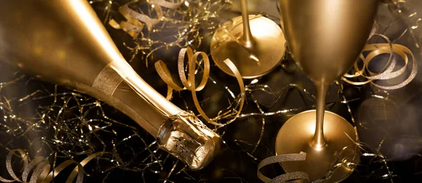 Nochevieja Botella Champán Oro Lujo Con Copas Cintas Doradas Sobre — Foto de Stock