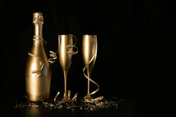 Gouden Champagnefles Twee Glazen Met Linten Zwarte Achtergrond Met Kopieerruimte — Stockfoto