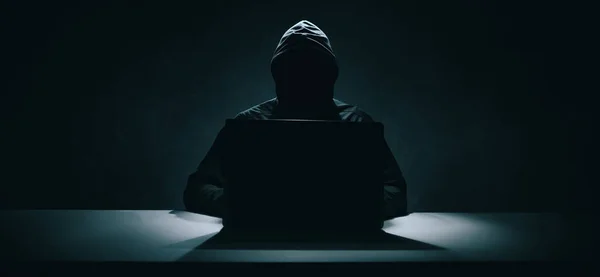 黑帽黑客在黑暗的房间里用笔记本电脑工作 网络安全 — 图库照片