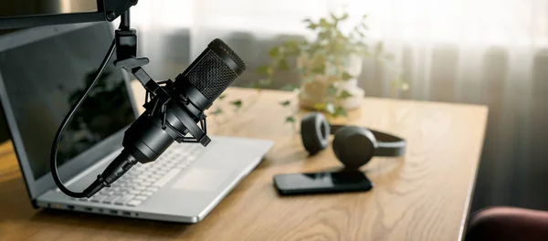 Workplace Content Creator Microphone Laptop Headphones Home Studio Podcasting Online — Φωτογραφία Αρχείου