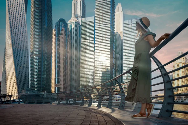 Tourist Woman Fashionable Summer Dress Hat Enjoying Dubai Marina Skyline — Stockfoto