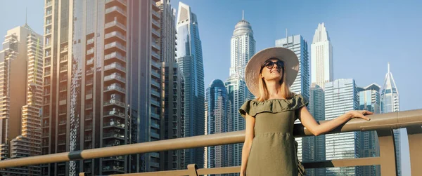 Fashion Woman Green Dress Hat Enjoying Dubai City Architecture United — Fotografia de Stock