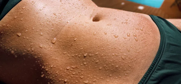 Nassen Frauenkörper Bikini Wassertropfen Auf Den Magen — Stockfoto