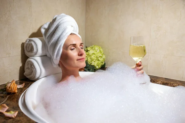 Mujer Relajante Baño Lleno Espuma Con Copa Champán Hotel Spa —  Fotos de Stock