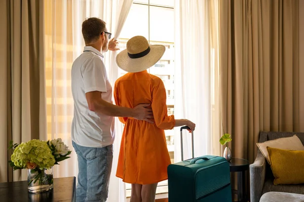 Young Traveler Couple Luggage Looking Out Hotel Room Window Arrival — Stockfoto