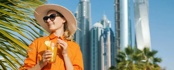 리조트에서 휴가를 보내는 매력적 드레스를 선글라스를 — 스톡 사진