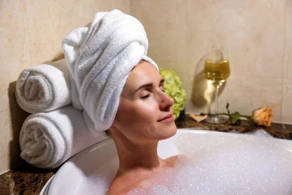 Woman Relaxing Bath Full Foam Spa Hotel — Stock Photo, Image