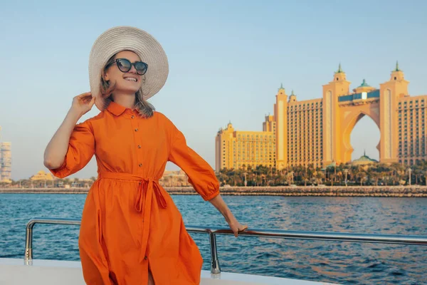 오렌지 드레스를 아틀란티스 호텔을 배경으로 요트에 아랍에미리트 — 스톡 사진