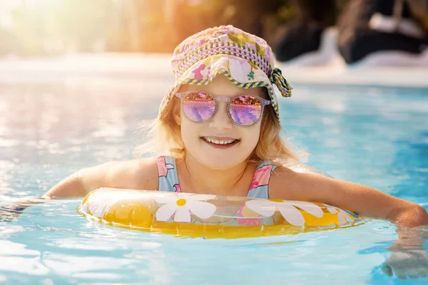 Happy Dítě Bazénu Nafukovacím Kroužkem Resortu Hotelový Aquapark — Stock fotografie