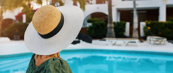 在豪华酒店度假胜地的游泳池边 一个戴着帽子 头戴安全帽 神智不清的女人正在享受一个完美的假日假期 带有复制空间的横幅 — 图库照片