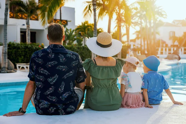Familie Met Kinderen Ontspannen Bij Het Zwembad Tropische Resort Hotel — Stockfoto