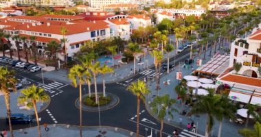 Playa de las Americas 'ın hava manzarası Tenerife' de günbatımında tatil beldeleri. Kanarya Adaları, İspanya
