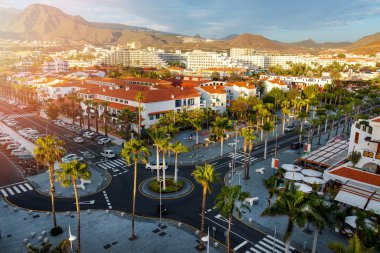 Tenerife 'deki Playa de las Americas tatil beldesi sokaklarının gün batımı manzarası. Kanarya Adaları, İspanya