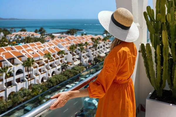 발코니에서 여자가 테네리페에 플라야데 아메리카 휴양지를 구경하고 있습니다 — 스톡 사진