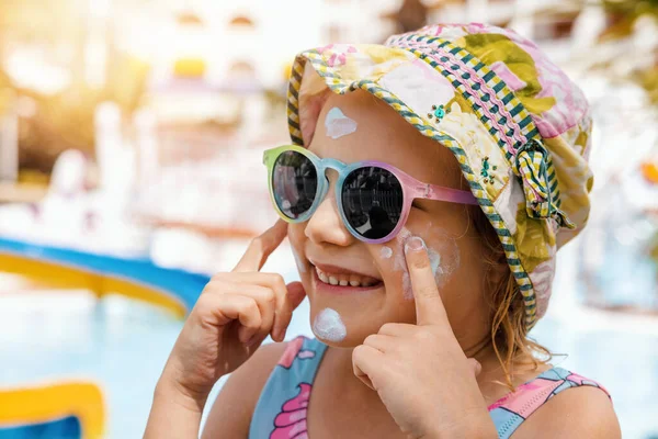 Child Put Sunscreen Face Skin Protection Sunburn — Stock Photo, Image