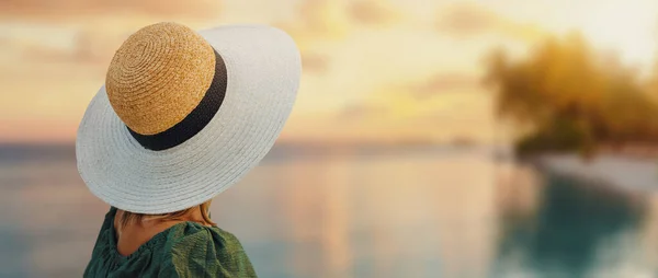 在热带度假胜地海滩 戴着草帽的难以辨认的女人看着日落 带有复制空间的横幅 — 图库照片