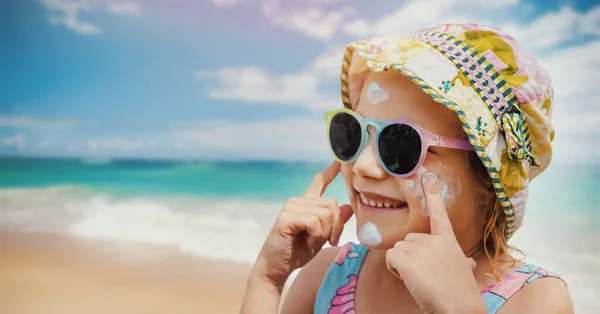 Kind Heeft Zonnebrandcrème Het Gezicht Het Strand Huidbescherming Tegen Zonnebrand — Stockfoto