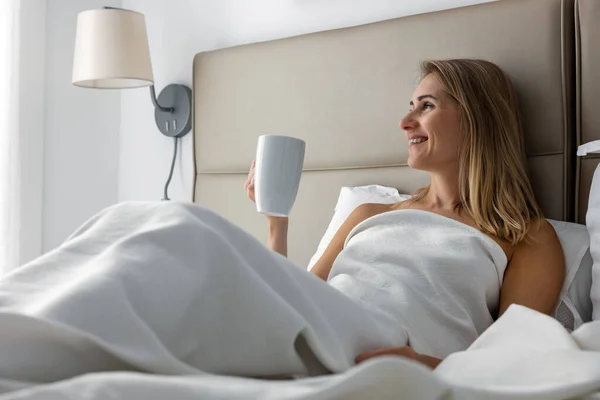 Glimlachende Jonge Vrouw Liggen Bed Genieten Van Morgens Koffie Huis — Stockfoto
