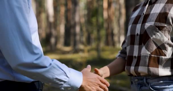 成功した取引の後で森林所有者と買い手握手 — ストック動画