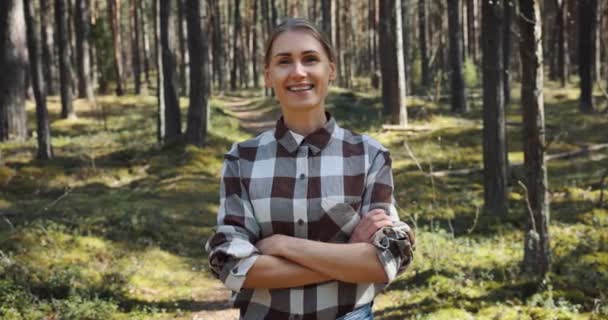 微笑的女林务员或森林所有者 森林和森林管理 — 图库视频影像
