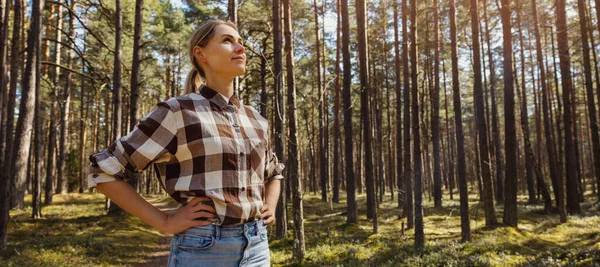 女性森林技師や森林技師です 森林と森林管理です コピースペースのバナー — ストック写真