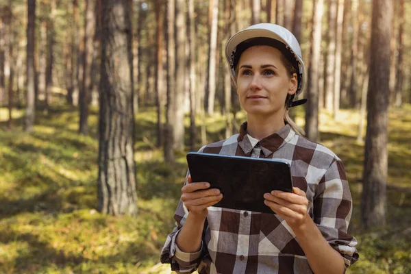森の中でデジタルタブレットを使って働く女性森林技師や森林技師です 森林管理と開発です コピースペース — ストック写真