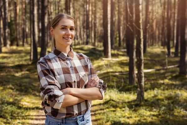 女性の森林所有者や森林所有者を笑顔 森林経営 — ストック写真