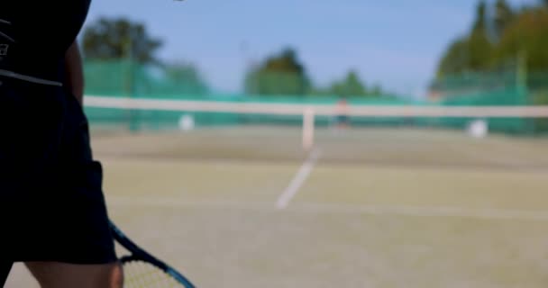 Giocatore Tennis Rimbalzare Palla Prima Servire Campo Gioco All Aperto — Video Stock