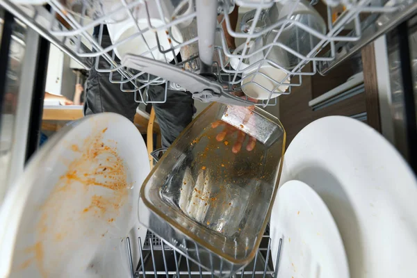 把脏油腻的盘子放进洗碗机里 内部视野 — 图库照片