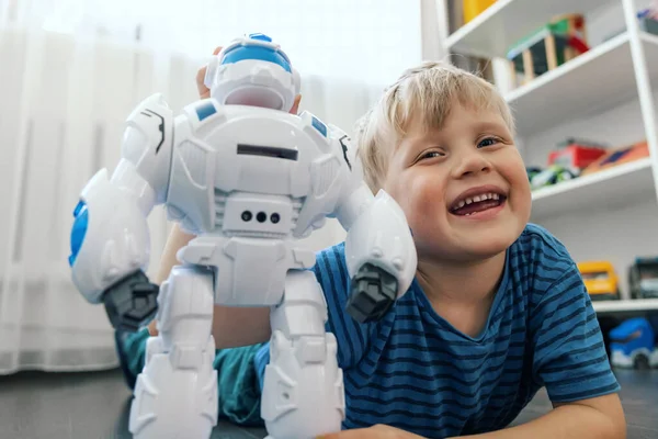 Feliz Niño Jugando Con Robot Juguete Casa —  Fotos de Stock