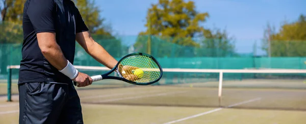Теннисист Готов Подавать Мяч Игре Открытом Корте Баннер Копировальным Пространством — стоковое фото