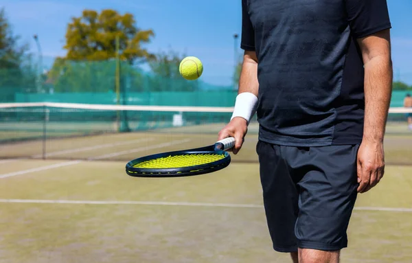 Теннисист Отскакивает Мяч Ракетке Открытой Игровой Площадке — стоковое фото