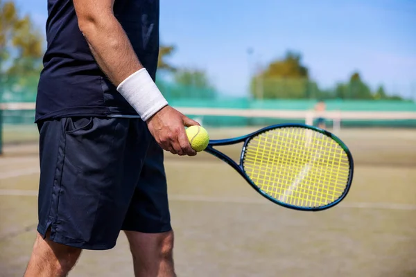 Tennisspieler Mit Schläger Und Ball Der Hand Bereit Für Den — Stockfoto