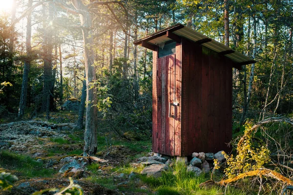 Drewniana Toaleta Zewnątrz Lesie — Zdjęcie stockowe