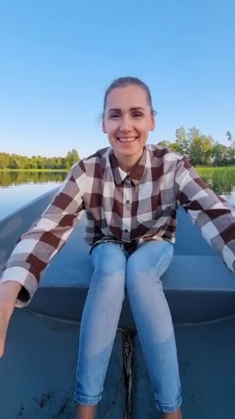 Улыбающаяся Женщина Гребёт Лодке Озеру Солнечный Летний День — стоковое видео