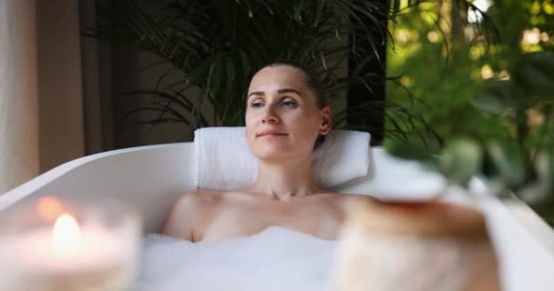 Mujer Disfrutando Bañera Hidromasaje Con Espuma Velas Perfumadas Cuidado Del — Vídeos de Stock