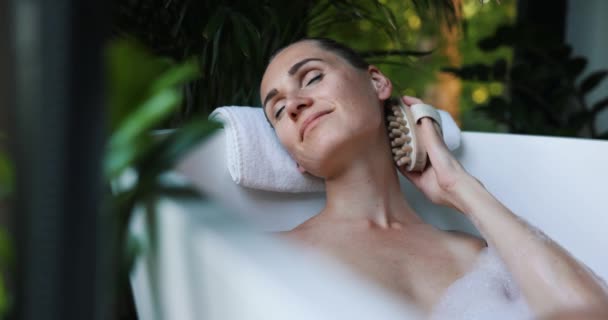 Vrouw Genieten Van Wellness Spa Bad Met Body Massage Borstel — Stockvideo