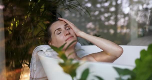 Femme Relaxant Dans Bain Hôtel Spa Bien Être Soin Peau — Video