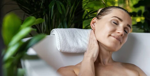 Fundo Spa Bem Estar Mulher Relaxante Banho Desfrutando Tratamentos Corporais — Fotografia de Stock