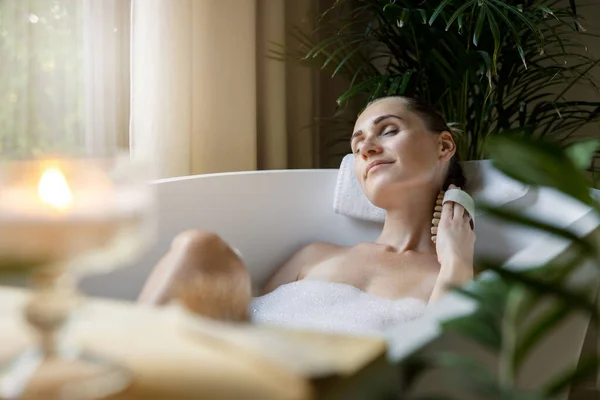 Woman Enjoying Spa Bath Foam Body Massage Brush — Stock Photo, Image