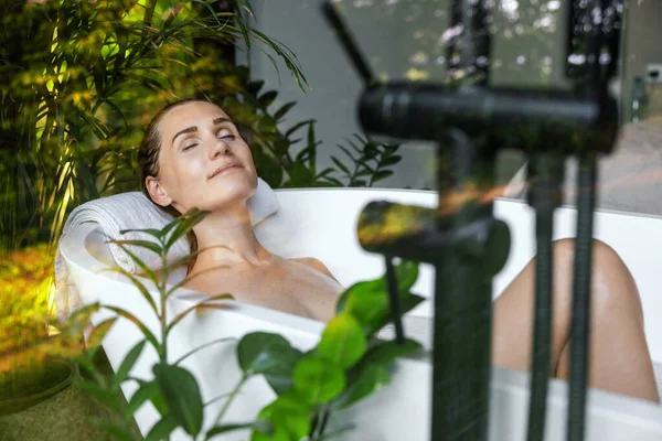 Mulher Relaxante Banho Com Plantas Verdes Cuidados Com Pele Hotel — Fotografia de Stock